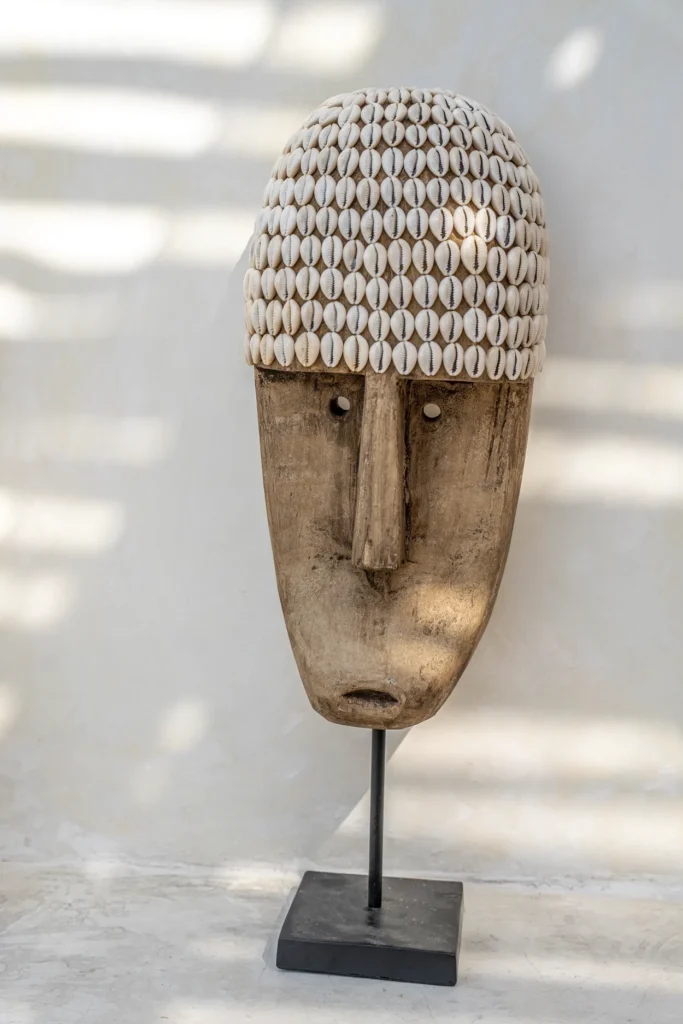 The Cowrie Mask on Stand - Large - Afbeelding 2
