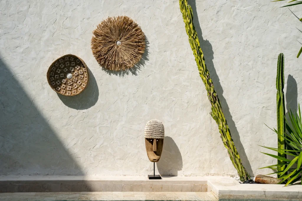 The Cowrie Mask on Stand - Large - Afbeelding 3