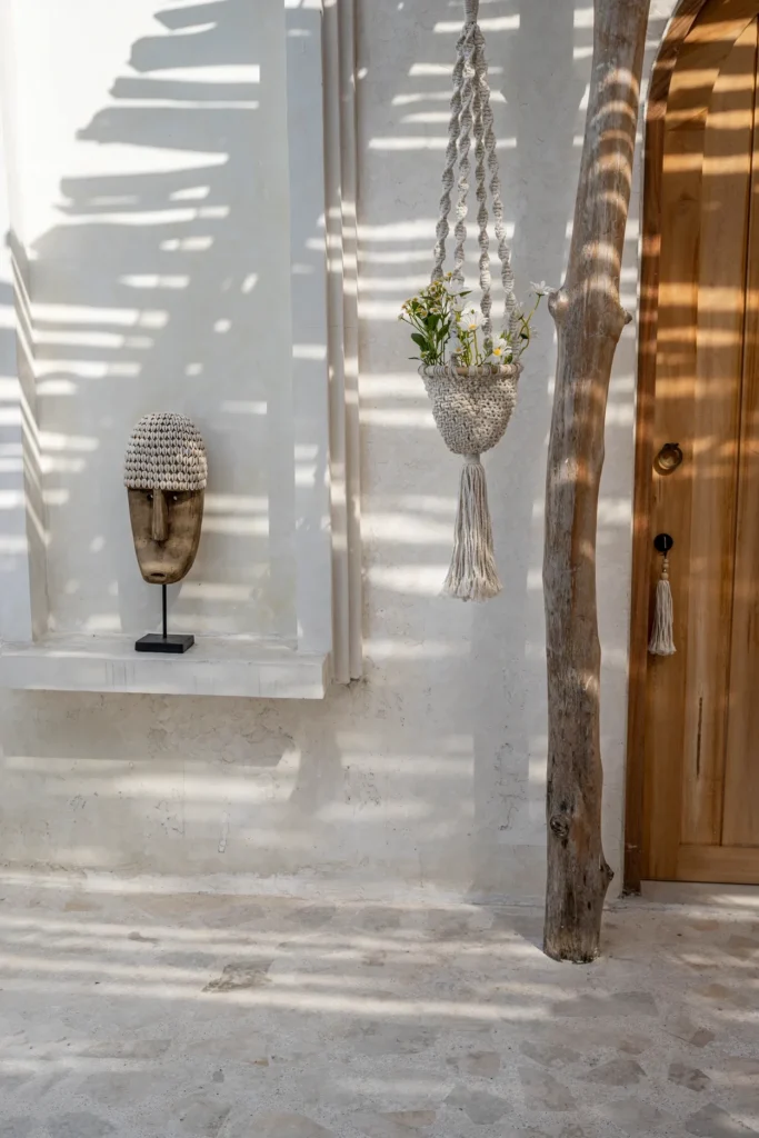 The Cowrie Mask on Stand - Large - Afbeelding 4